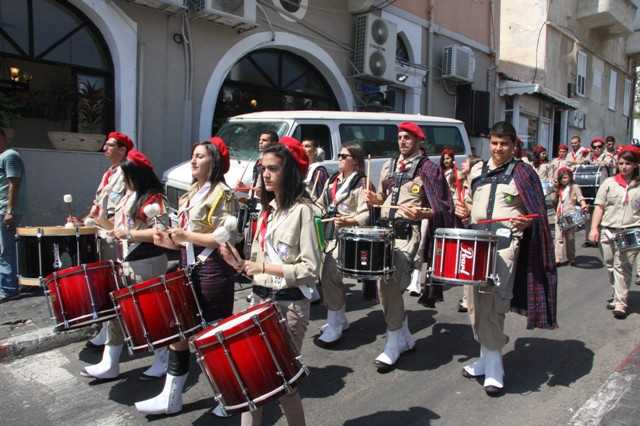 بالصور: سرية كشافة النادي الأرثوذكسي تنظم استعراضاً كشفياً بمناسبة يوم "التقبيلة"